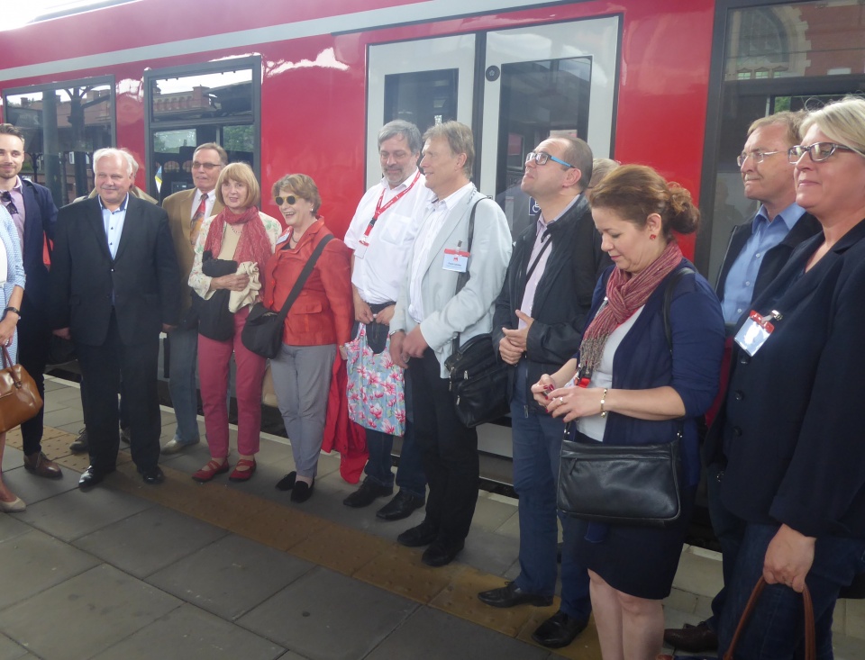 Specjalny pociag relacji Berlin-Wrocław-Opole wjechał na peron 2. [fot. Ewelina Laxy]