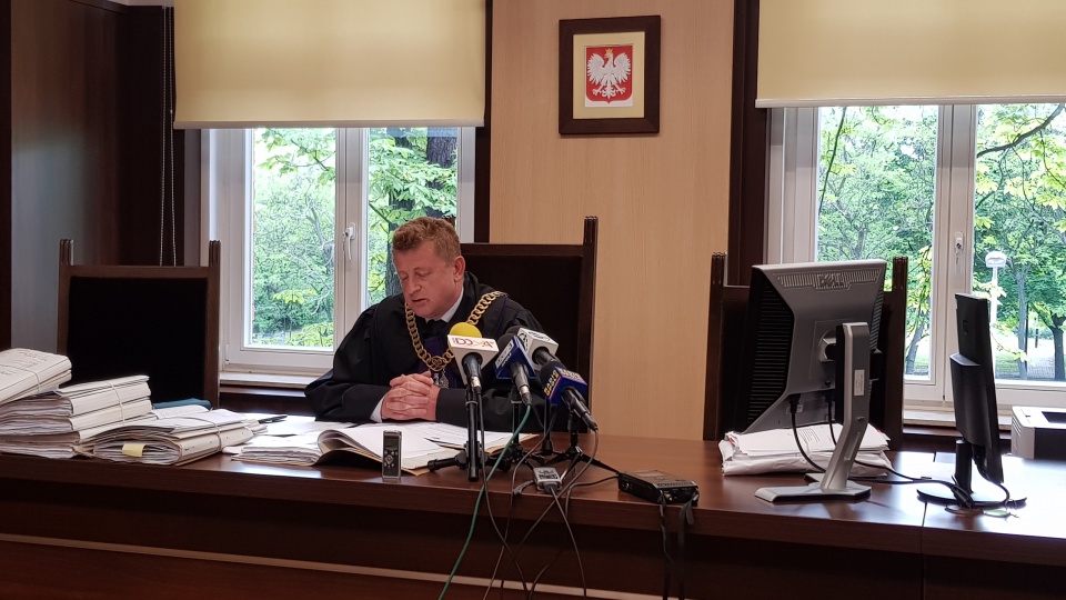 Sędzia Jarosław Mazurek w trakcie ogłaszania wyroku. Oskarżony nie pojawił się na rozprawie [fot. Kacper Śnigórski]