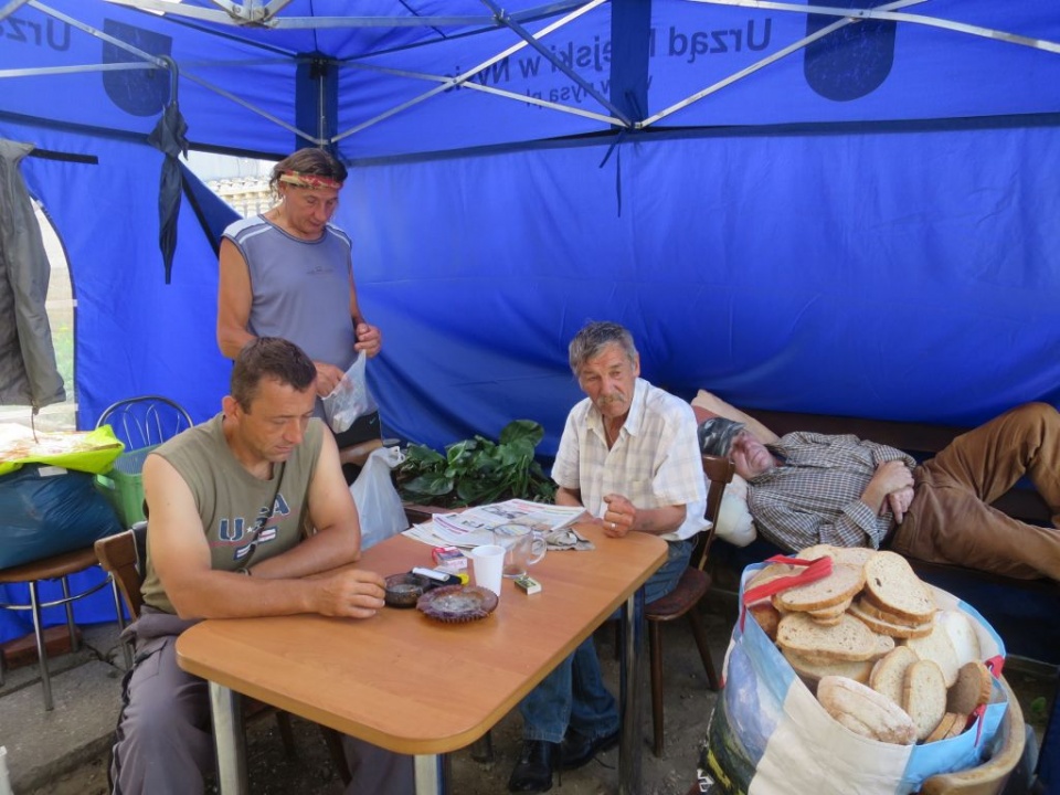 Bezdomni koczujacy w namiocie pod noclegownią [Fot.Dorota Kłonowska]