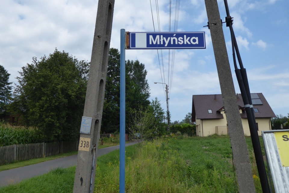 Asfalt na ulicy Młyńskiej w Chrząstowicach został położony dzięki wsparciu finansowemu mieszkańców [fot. Monika Pawłowska]