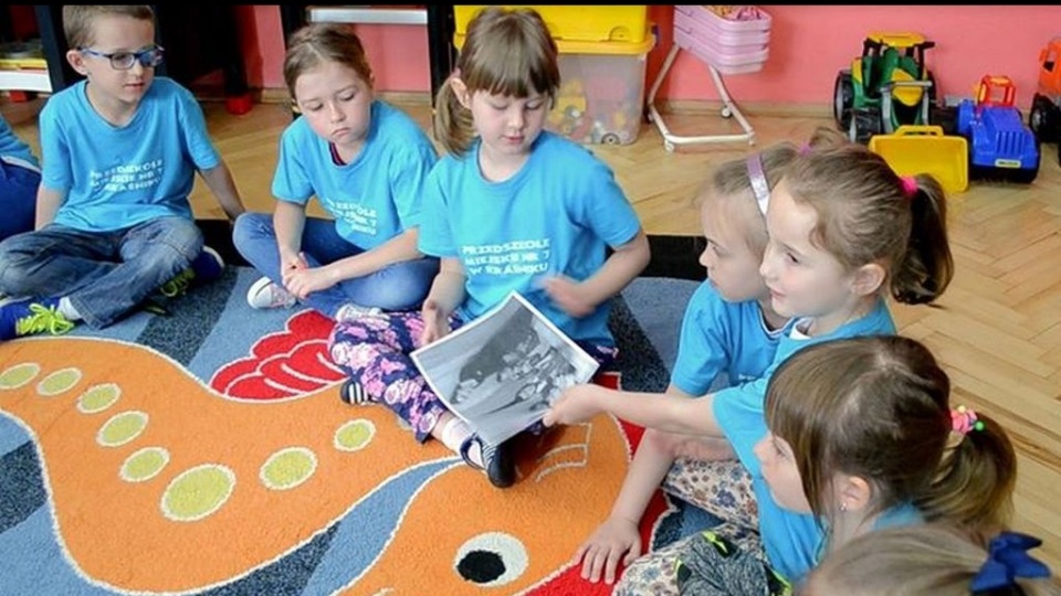 Dzieci z przedszkola w Kraśniku realizujące projekt "Dzieci listy piszą" [Fot.CMJW Łambinowice]
