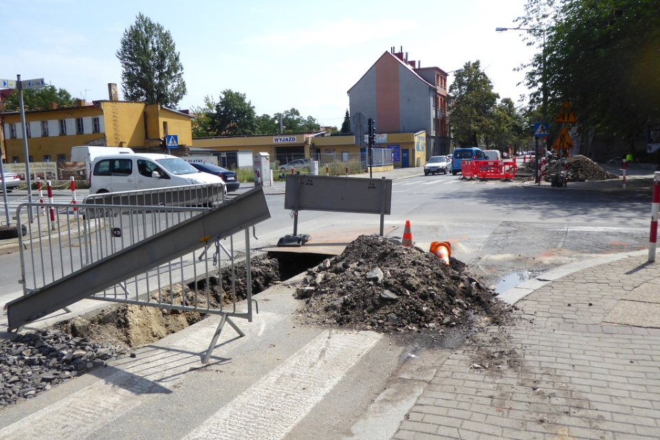 Wymiana wodociągów w pobliżu skrzyżowania ulicy Katowickiej z ulicą 1 maja w Opolu [fot. Monika Pawłowska]