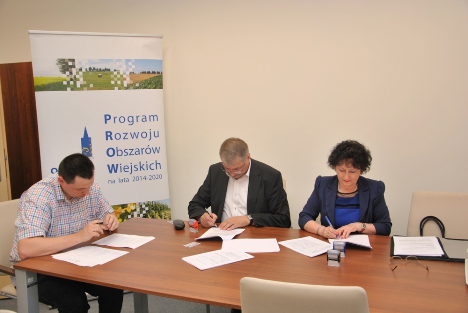 Podpisania umowy o dofinansowanie budowy kanalizacji w Dąbrowicach [fot. UMWO]