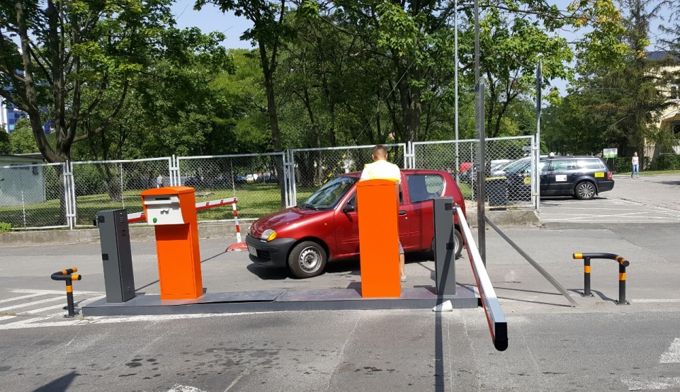 Na terenie Szpitala Wojewódzkiego i Opolskiego Centrum Onkologii obowiązuje nowy system parkingowy [fot. Daria Placek]
