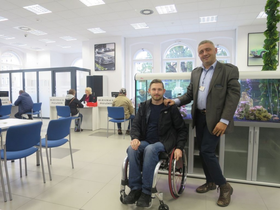 Grzegorz Samborski z petentem na wózku inwalidzkim [Fot.Dorota Kłonowska]