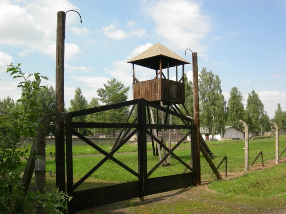 Wieża wartownicza w obozie Lamsdorf [Fot.CMJW Łambinowice]