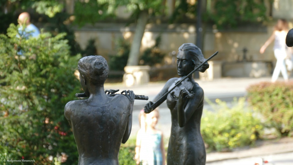 Muzyczne rzeźby przy Filharmonii Opolskiej © [fot. Małgorzata Ślusarczyk]