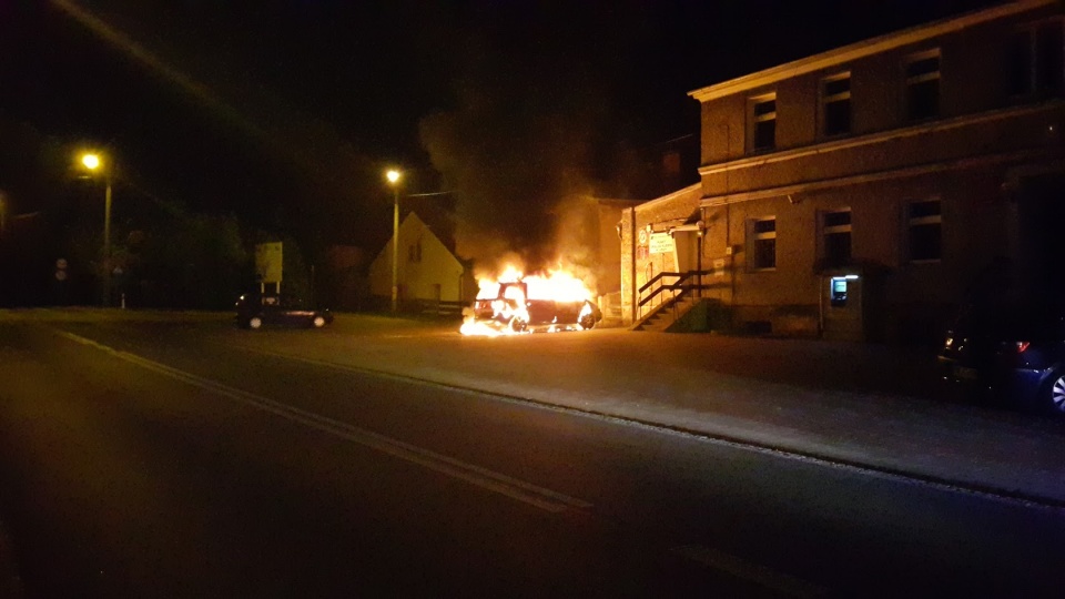 W Lubszy spłonął samochodów. Mówi się o serii podpaleń w gminie [fot. infobrzeg.pl]