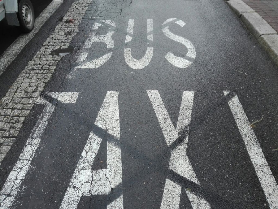 Bus pas na ulicy Spychalskiego. [fot. Sławek Kieler]