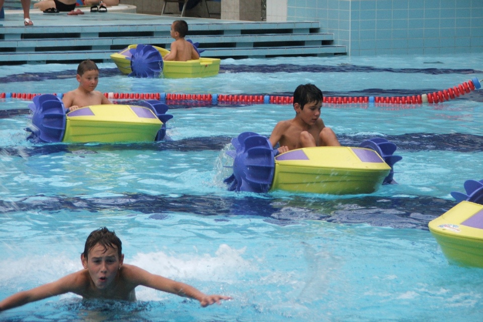 Pływanie z dziećmi [źródło: https://www.flickr.com]