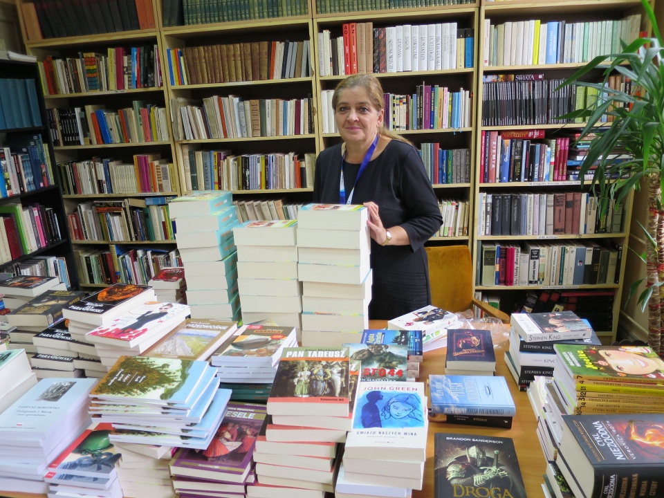 Jadwiga Harasymowicz prezentuje pierwszą partię książek zakupionych w ramach Narodowego Programu Rozwoju Czytelnictwa [zdj. Jan Poniatyszyn]