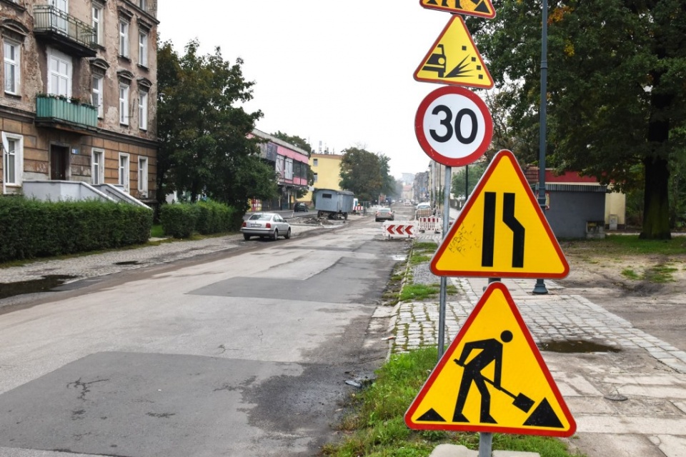 Remontowana ulica Ofiar Katynia w Brzegu [fot. Maciej Stępień]