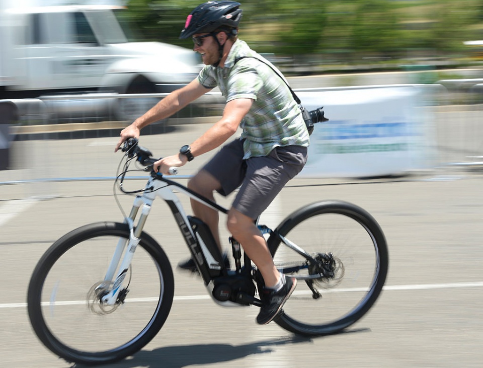 Jest szansa, że przy trasach rowerowych na południu Opolszczyzny powstaną miejsca, gdzie będzie można doładować takie elektryczne rowery [zdj.lifegate]