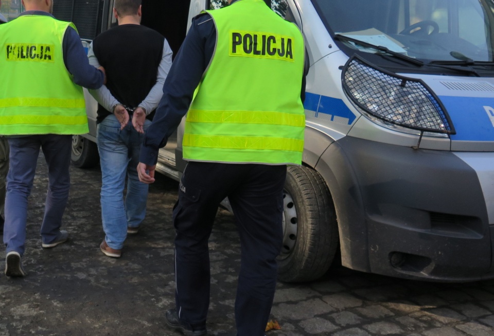 Policjanci z Lewin Brzeskiego zatrzymali pięć osób podejrzanych o przestępczość narkotykową [fot. KPP Brzeg]