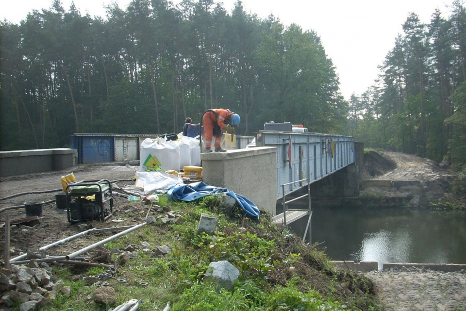 Prace na moście nad Kanałem Gliwickim [fot. archiwum powiatu]
