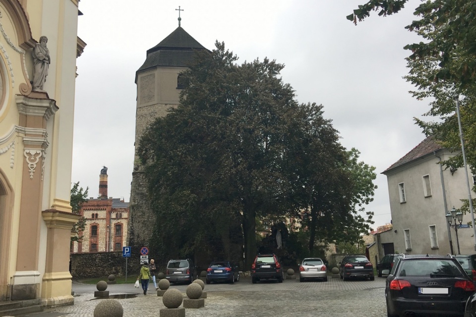 Baszta przy kościele św. Wawrzyńca w Strzelcach Opolskich [fot. Agnieszka Pospiszyl]