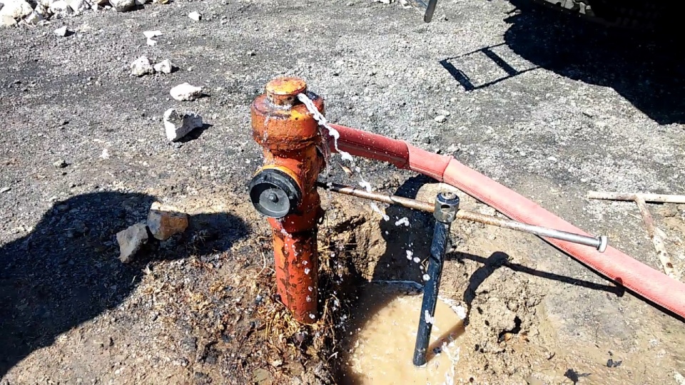 Hydrant przy tartaku w Szybowicach po akcji gaśniczej [zdj. YouTube]
