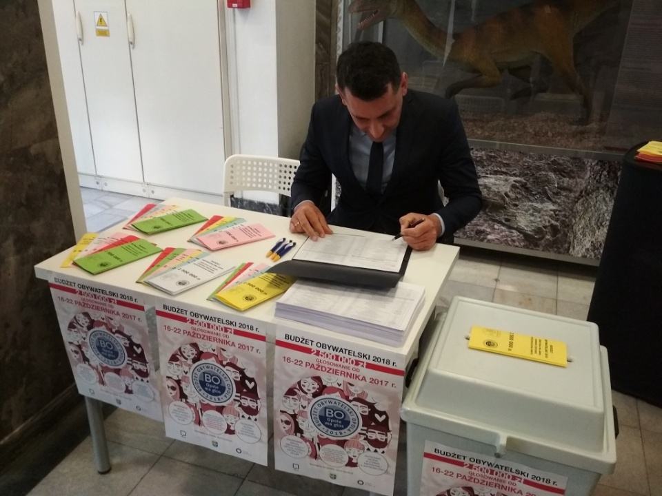 Grzegorz Marcjasz głosuje w budżecie obywatelskim Opola 2018 [fot. Joanna Matlak]