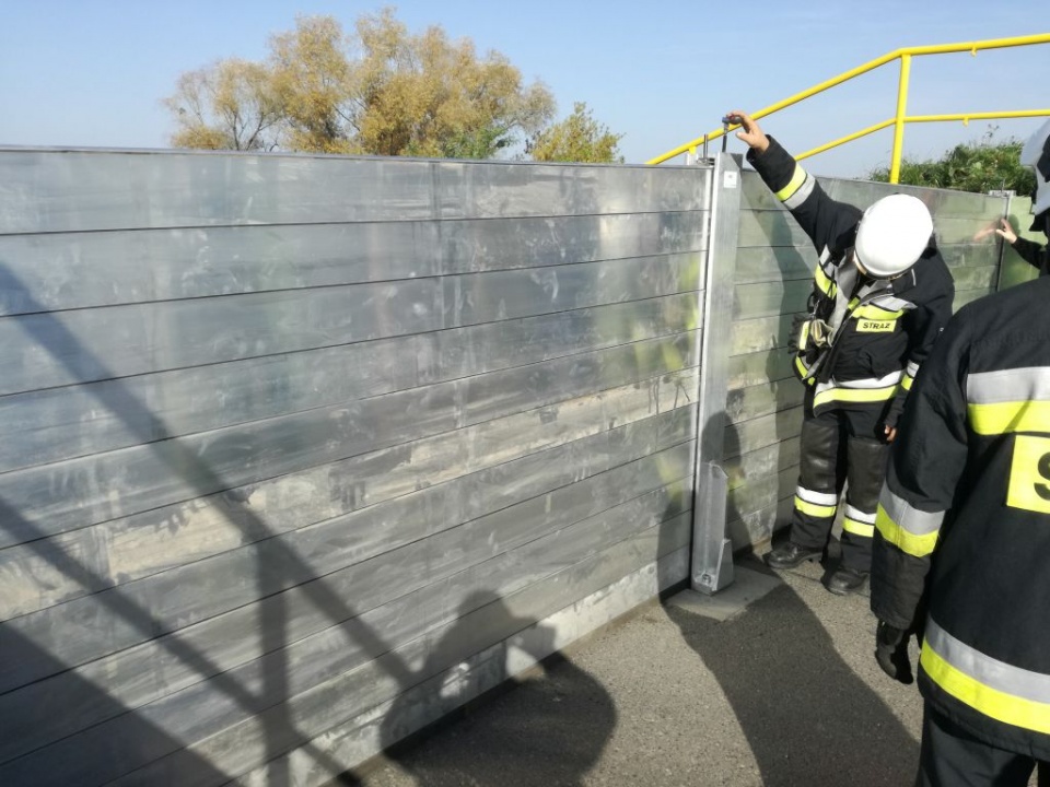 Ćwiczenia Odra 2017 w Brzegu. Strażacy testują system mobilnych zapór przeciwpowodziowych [fot. PSP Brzeg]