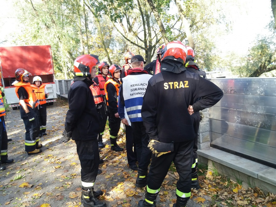 Ćwiczenia Odra 2017 w Brzegu. Strażacy testują system mobilnych zapór przeciwpowodziowych [fot. Maciej Stępień]