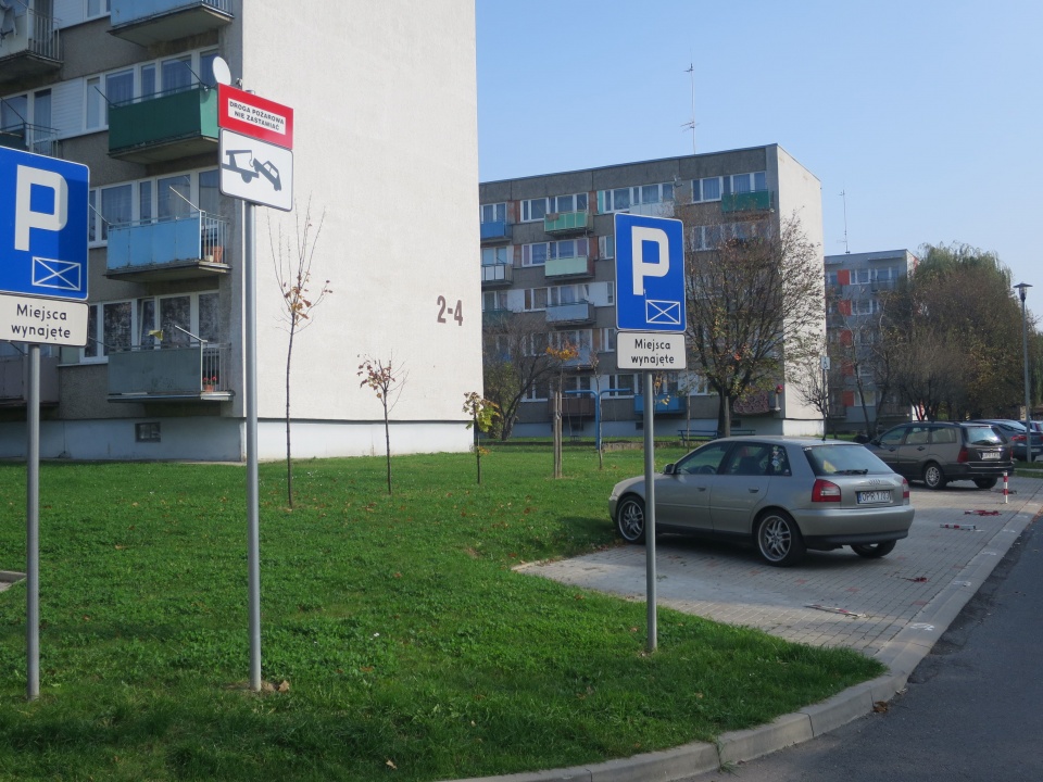 Parking na osiedlu Spółdzielni Mieszkaniowej w Prudniku [zdj. Jan Poniatyszyn]