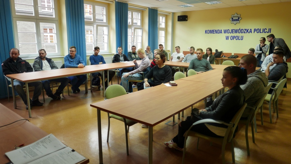 Spotkanie w KWP w Opolu z zainteresowanymi pracą w policji [fot. Mariusz Chałupnik]