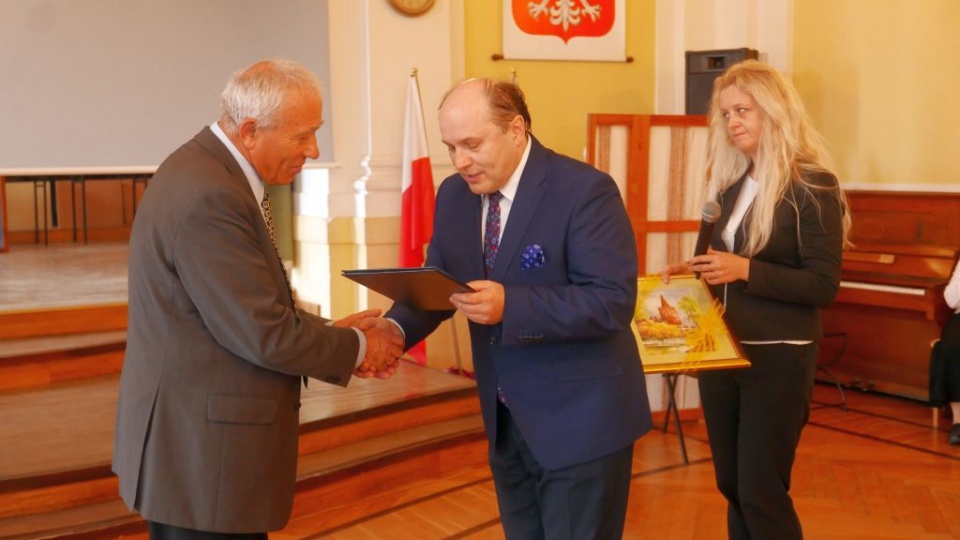 Stanisław Nagórniak przyjmuję honorową odznakę od Janusza Ireneusza Wójcika [fot. Katarzyna Zawadzka]