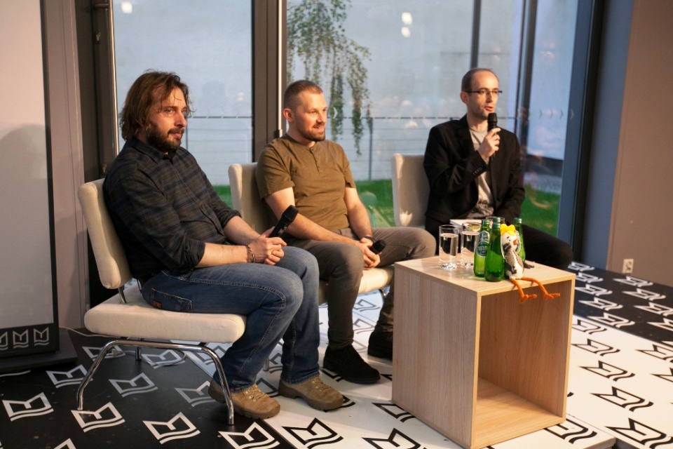 Od lewej: Adam Wajrak, Tomasz Samojlik i Bartłomiej Janicki [fot. Mariusz Majeran]