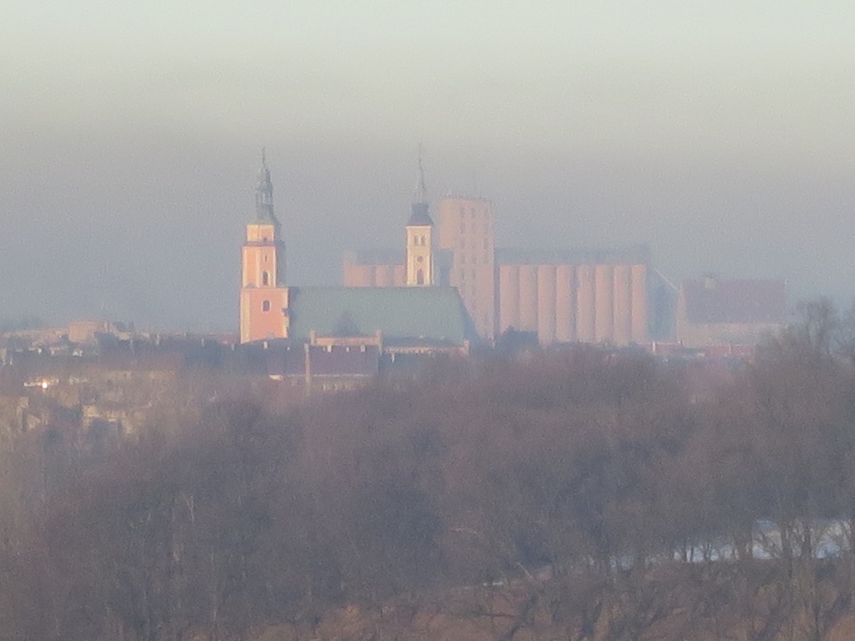 W sezonie grzewczym zagrożeniem dla mieszkańców Prudnika jest także smog pojawiający się nad tym miastem [zdj. Jan Poniatyszyn]