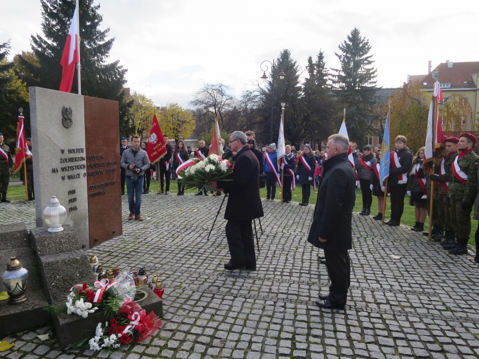 Kwiaty pod Pomnikiem Żołnierza Polskiego składają prudniccy samorządowcy [zdj. Jan Poniatyszyn]