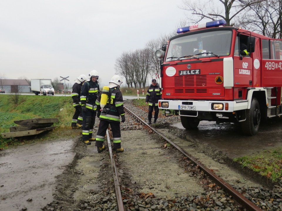 Rozebrany przejazd kolejowy w Lubrzy. Zdaniem strażaków ich samochód gaśniczy nie pokona takiej przeszkody [zdj. Jan Poniatyszyn]