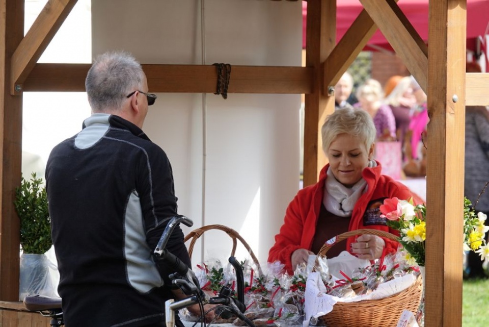 Lilla Cwajna sprzedaje pierniki na świątecznym jarmarku [Fot.Dorota Kłonowska]