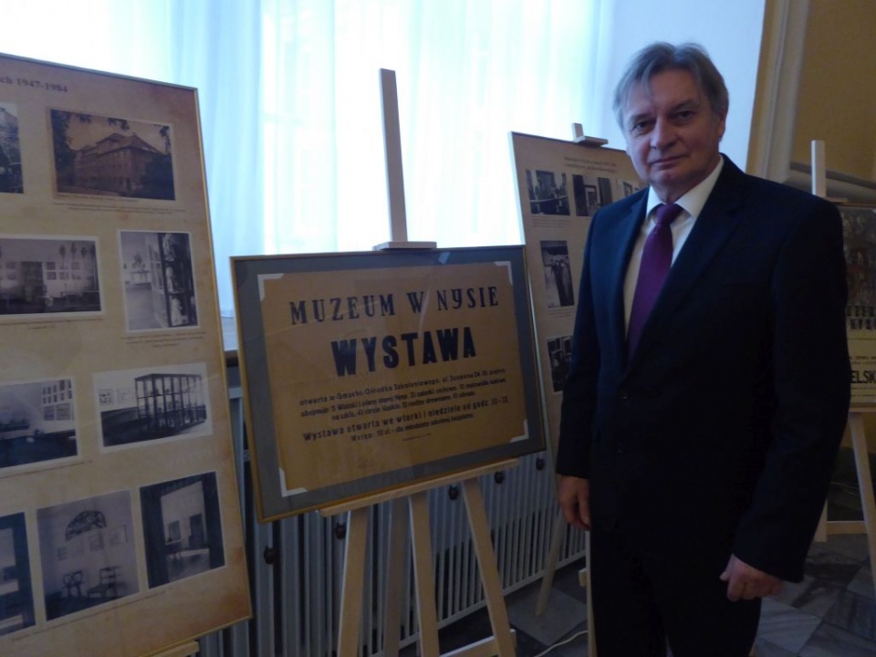 Dyrektor Edward Hałajko zachęca do obejrzenia wystawy, przygotowanej z okazji 120-lecia muzeum [Fot. Klaudia Pokładek]