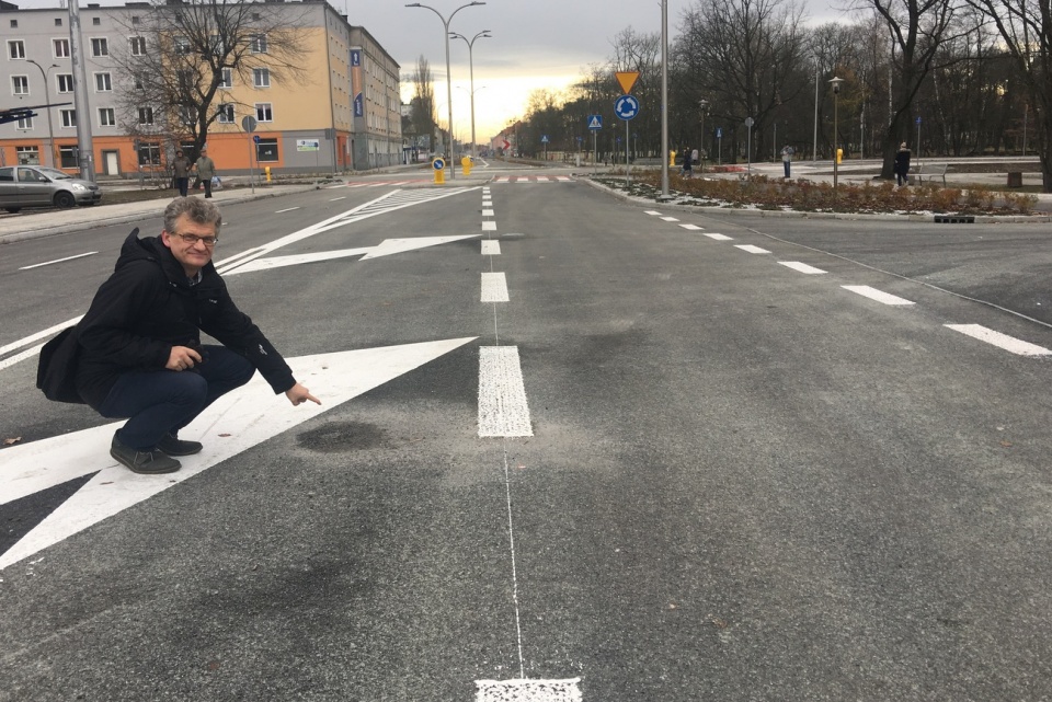 Ryszard Masalski wskazuje miejsce, gdzie wycięto próbkę asfaltu [fot. Agnieszka Pospiszyl]