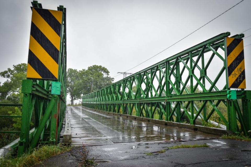 Zamknięty most łączący Kruszynę z Prędocinem [fot. brzeg24.pl]