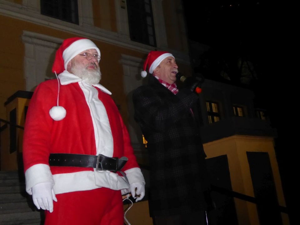 Burmistrz Jan Woźniak (po prawej) również przyodział mikołajową czapkę [Fot. Klaudia Pokładek]