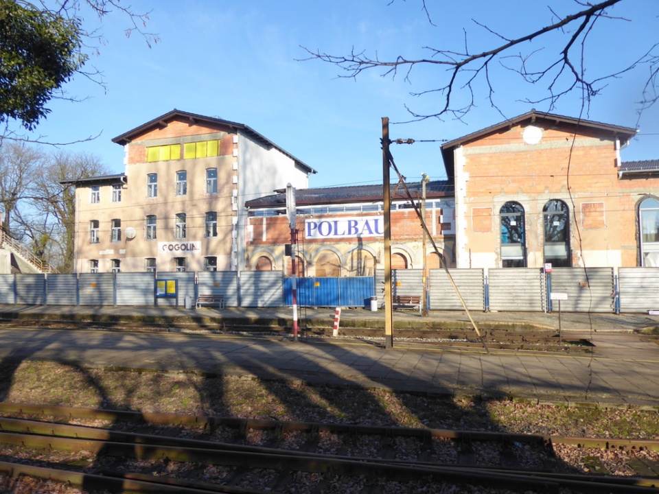 Remontowany dworzec kolejowy w Gogolinie, 07.12.2017 r. [fot. Witold Wośtak]