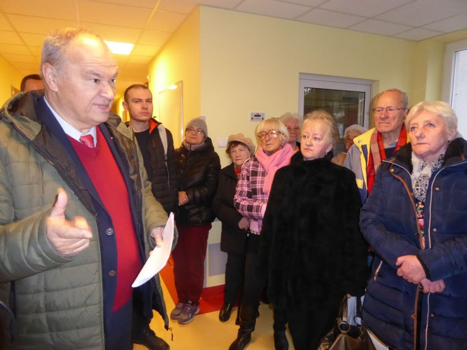 Dyrektor szpitala Norbert Krajczy (z lewej) zaprosił na spotkanie mieszkańców, którzy zbierali podpisy pod apelem do władz o reaktywację naczyniówki w Nysie [Fot. Klaudia Pokładek]