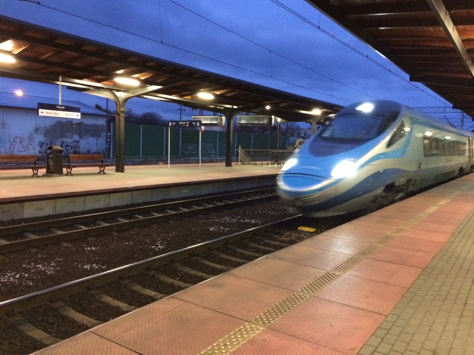 Superszybki pociąg nareszcie zatrzyma się w Brzegu [fot. Maciej Stępień]