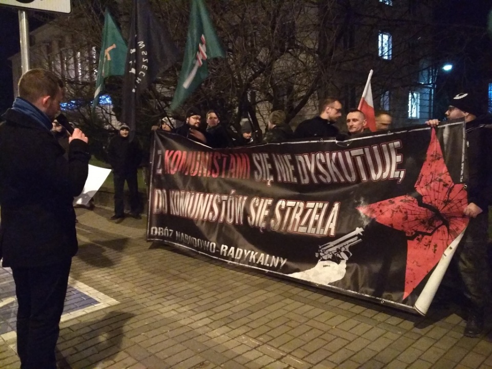 Opole: środowiska narodowe pikietą upamiętniły ofiary 13 grudnia [fot. Joanna Matlak]