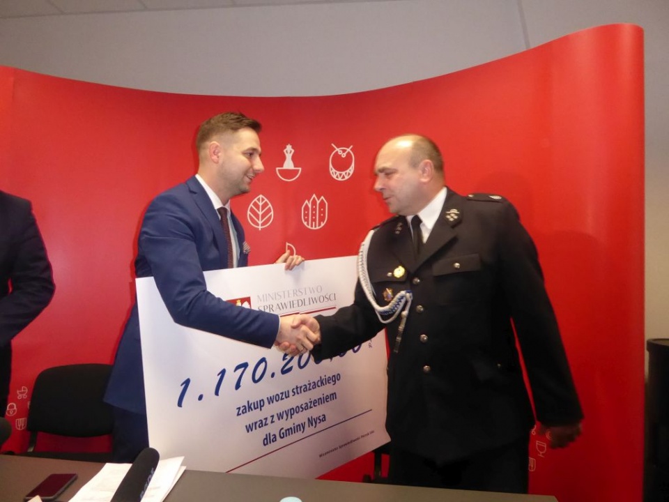 Wiceminister Patryk Jaki przekazuje czek na zakup wozu bojowego dla OSP Kępnica [Fot. Klaudia Pokładek]