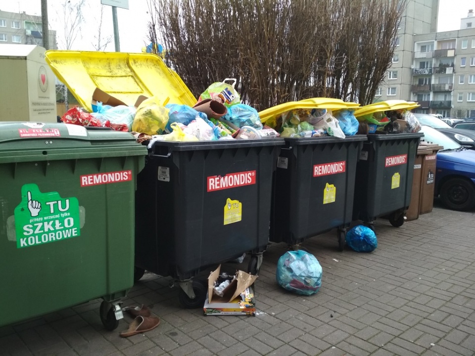 Pełno śmieci na osiedlu AK w Opolu [fot. Joanna Matlak]