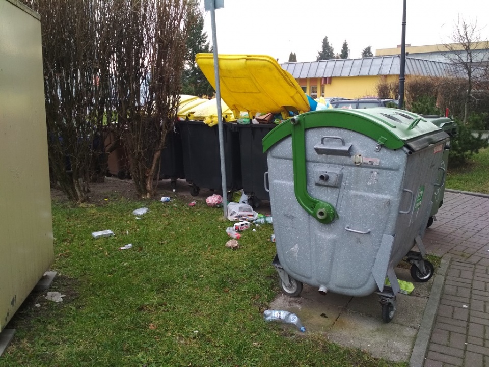 Pełno śmieci na osiedlu AK w Opolu [fot. Joanna Matlak]