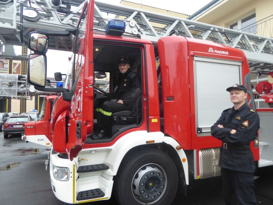 Paweł Gotkowski, zastępca komendanta powiatowego PSP w Nysie (z prawej) przyznaje, że tym roku nyscy strażacy mieli pełne ręce roboty. We znaki dały im się przede wszystkim silne wichury [Fot. Klaudia Pokładek]