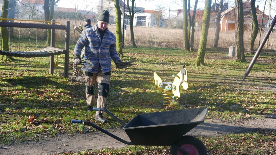 Sprzątanie parku w Sławicach [fot. Ewelina Laxy]