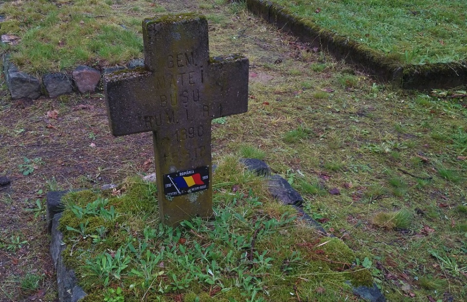 Krzyże rumuńskich żołnierzy na cmentarzu w Łambinowicach [fot. Katarzyna Doros]