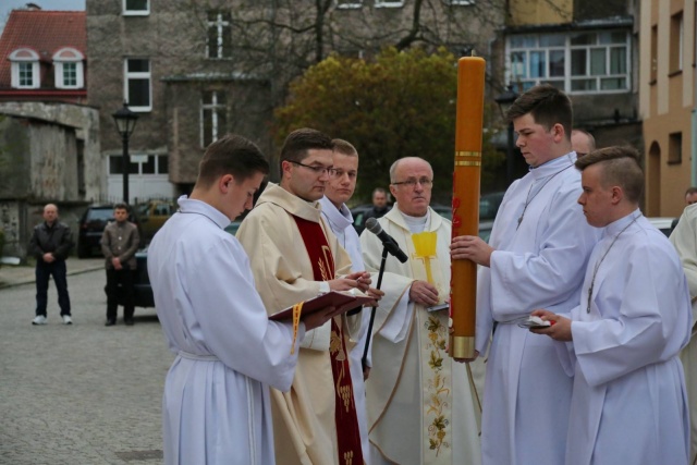 Wieczorną Liturgią Wigilii Paschalnej katolicy rozpoczną świętowanie Wielkanocy