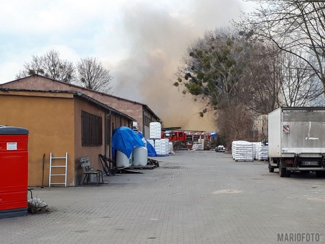 Milionowe straty po pożarze hali magazynowej w Kluczborku. Trwa dogaszanie