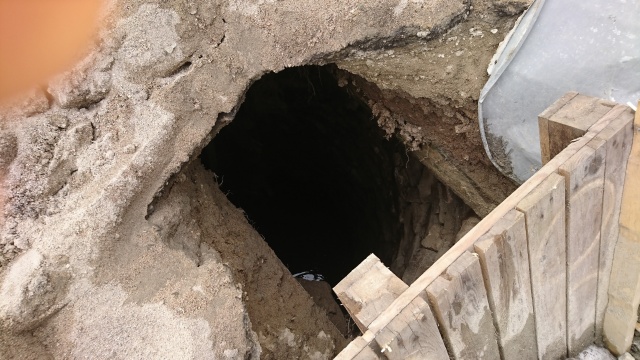 Kamienna studnia odkryta w Paczkowie. Ma 400 lat