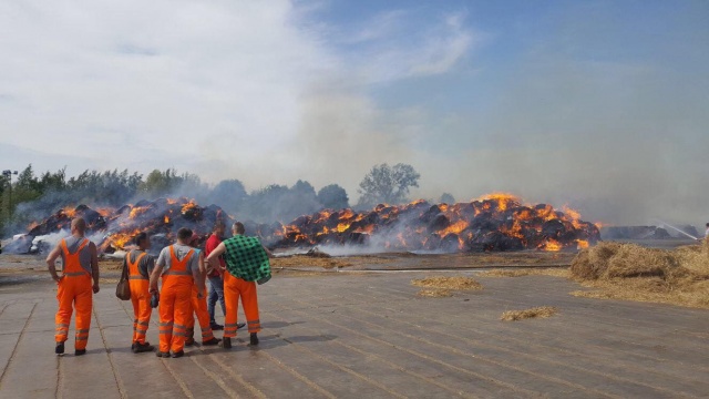 13 zastępów straży pożarnej gasi pożar w Pawłowiczkach